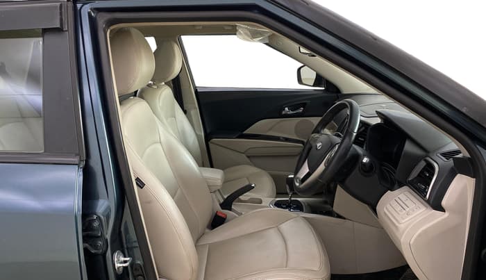 2019 Mahindra XUV300 W8 (O) 1.5 DIESEL AMT, Diesel, Automatic, 55,796 km, Right Side Front Door Cabin