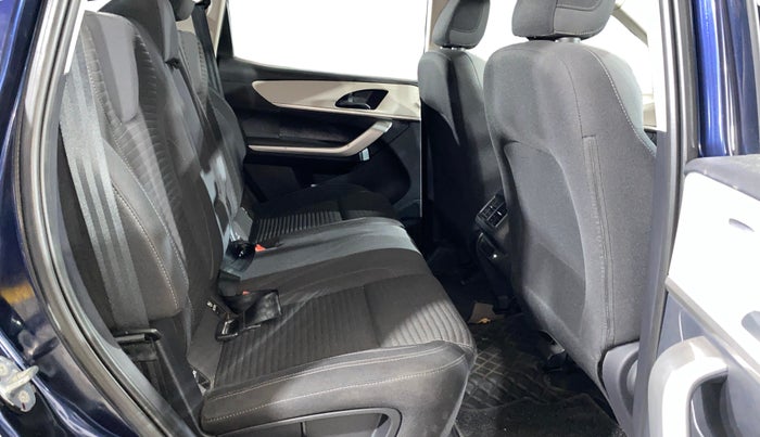 2021 Mahindra XUV700 AX 5 P MT 7 STR, Petrol, Manual, 11,809 km, Right Side Rear Door Cabin
