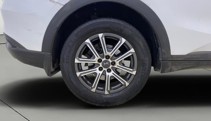 2023 Mahindra XUV700 AX 7 LUXURY D AT 7 STR, Diesel, Automatic, 31,537 km, Right Rear Wheel