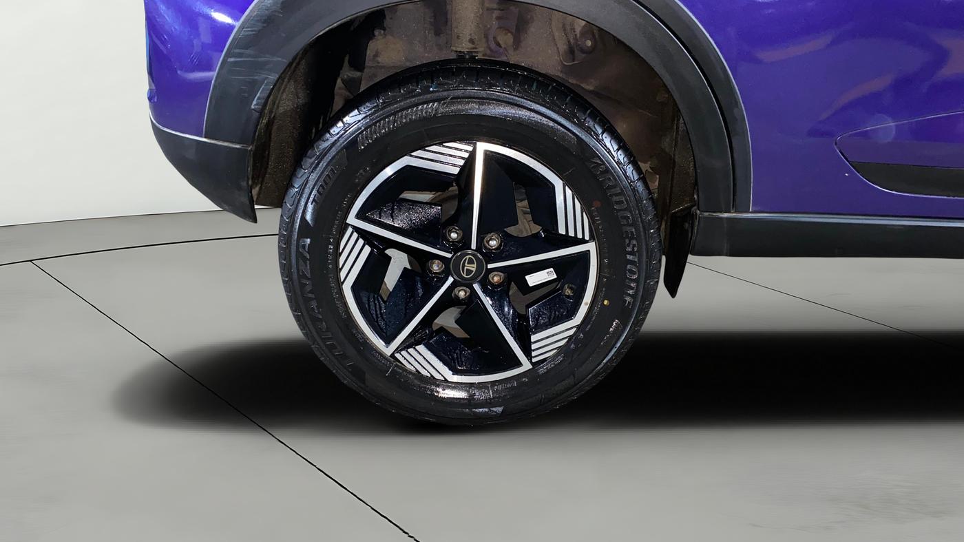 2024 Tata NEXON FEARLESS PURPLE + SUNROOF DCA DUAL TONE 1.2 PETROL, Petrol, Automatic, 14,133 km, Right Rear Wheel