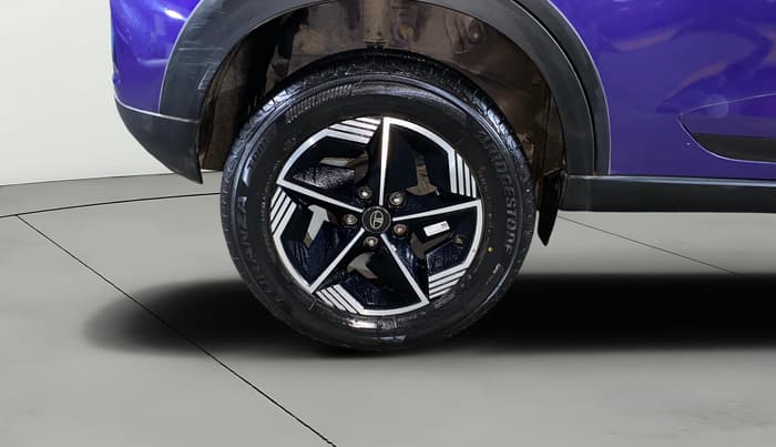 2024 Tata NEXON FEARLESS PURPLE + SUNROOF DCA DUAL TONE 1.2 PETROL, Petrol, Automatic, 14,104 km, Right Rear Wheel