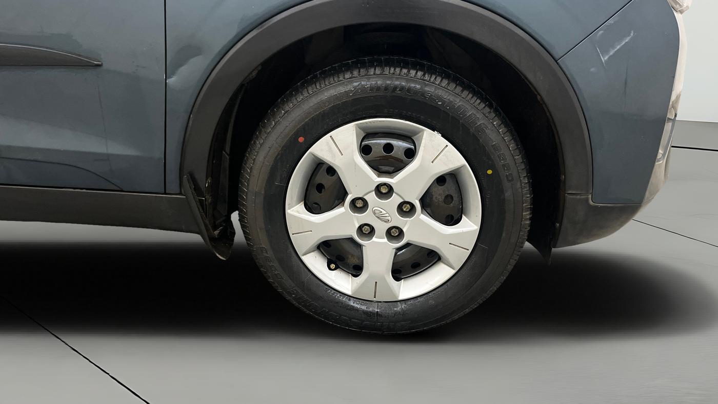 2021 Mahindra XUV300 W6 1.2 PETROL, Petrol, Manual, 54,459 km, Right Front Wheel