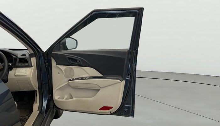 2023 Mahindra XUV300 W6 1.2 PETROL AMT, Petrol, Automatic, 22,980 km, RHS Front Door