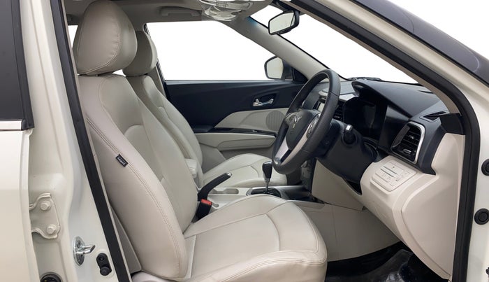 2023 Mahindra XUV300 W8 (O) 1.5 DIESEL AMT, Diesel, Automatic, 25,849 km, Right Side Front Door Cabin