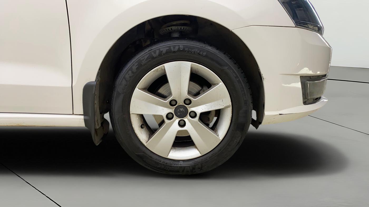 2019 Skoda Rapid AMBITION 1.6 MPI AT, Petrol, Automatic, 28,819 km, Right Front Wheel