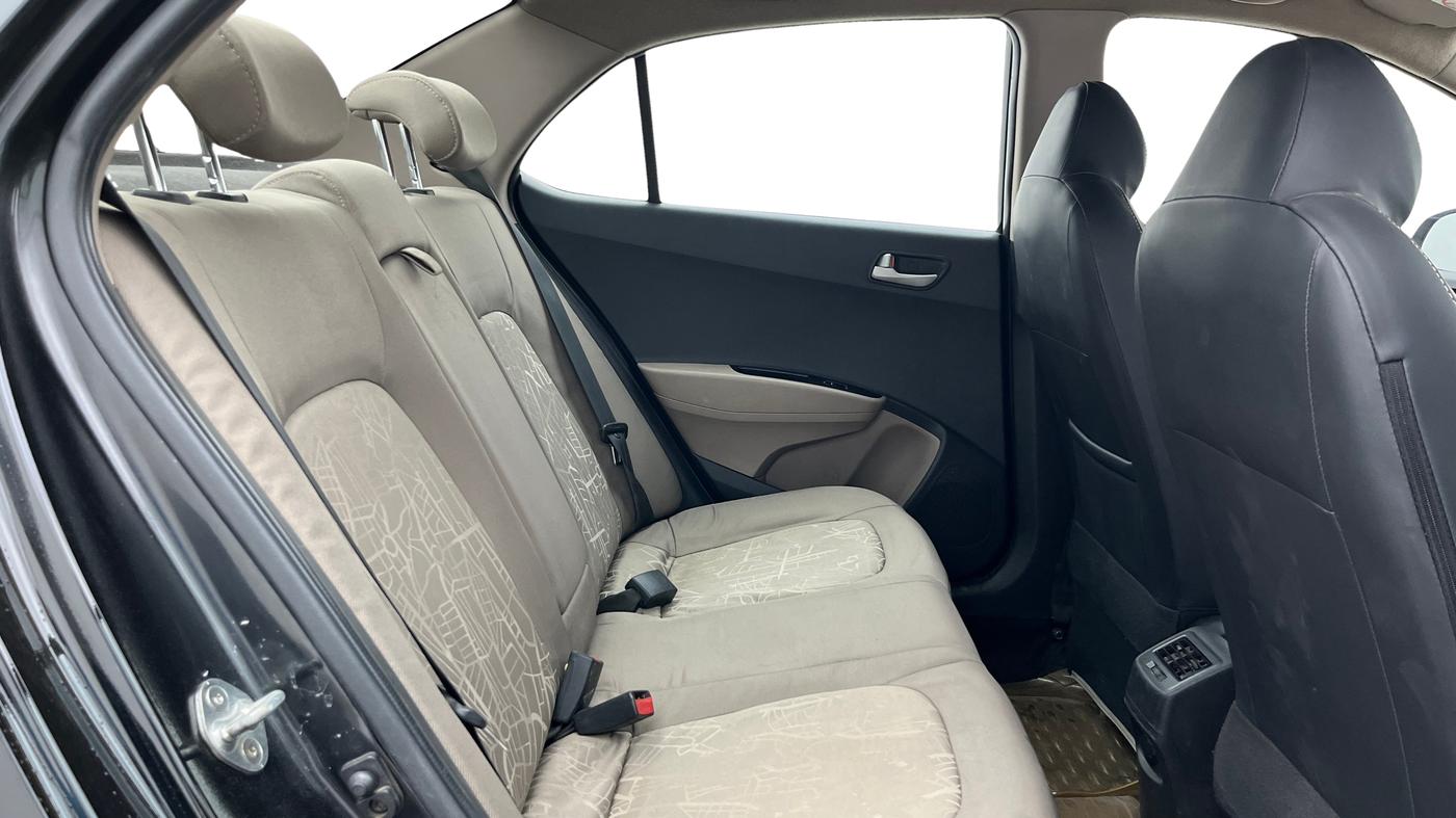 2015 Hyundai Xcent SX 1.2, Petrol, Manual, 1,18,950 km, Right Side Rear Door Cabin