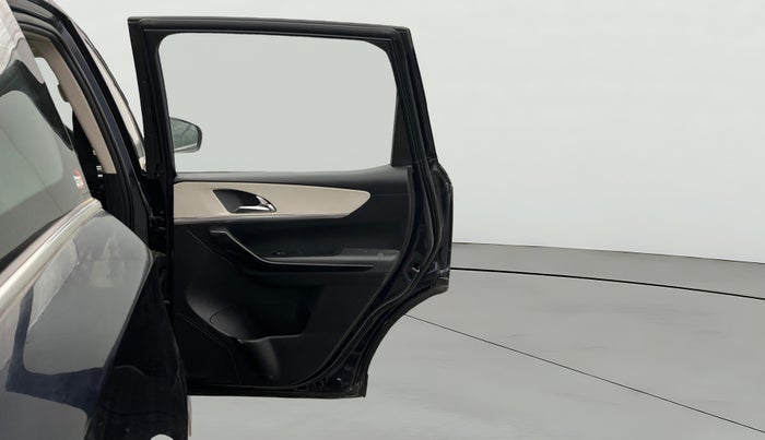 2022 Mahindra XUV700 AX 7 LUXURY P AT 7 STR, Petrol, Automatic, 20,821 km, RHS Rear Door