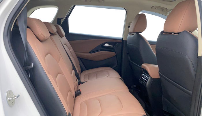 2024 MG HECTOR PLUS SHARP PRO 1.5 TURBO MT 7 STR, Petrol, Manual, 11,010 km, Right Side Rear Door Cabin