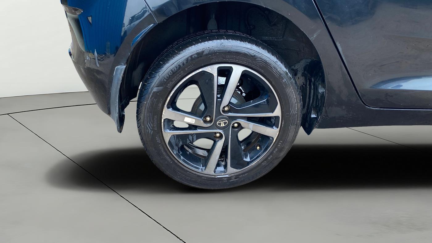2022 Tata ALTROZ XZ PLUS DIESEL DARK EDITION, Diesel, Manual, 81,098 km, Right Rear Wheel