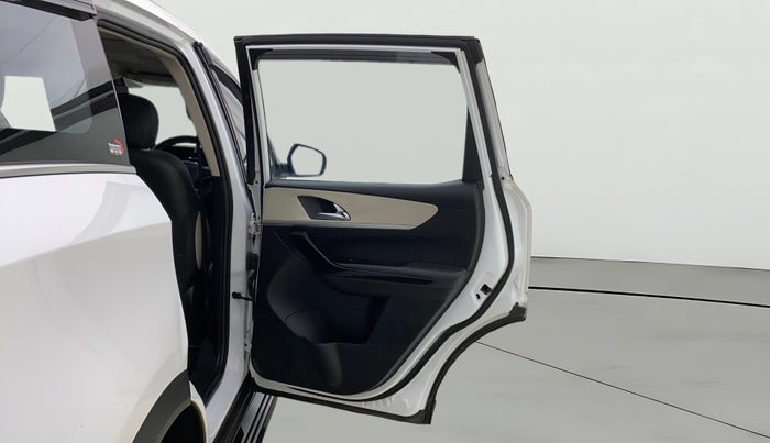 2022 Mahindra XUV700 AX 7 LUXURY P AT 7 STR, Petrol, Automatic, 38,547 km, RHS Rear Door