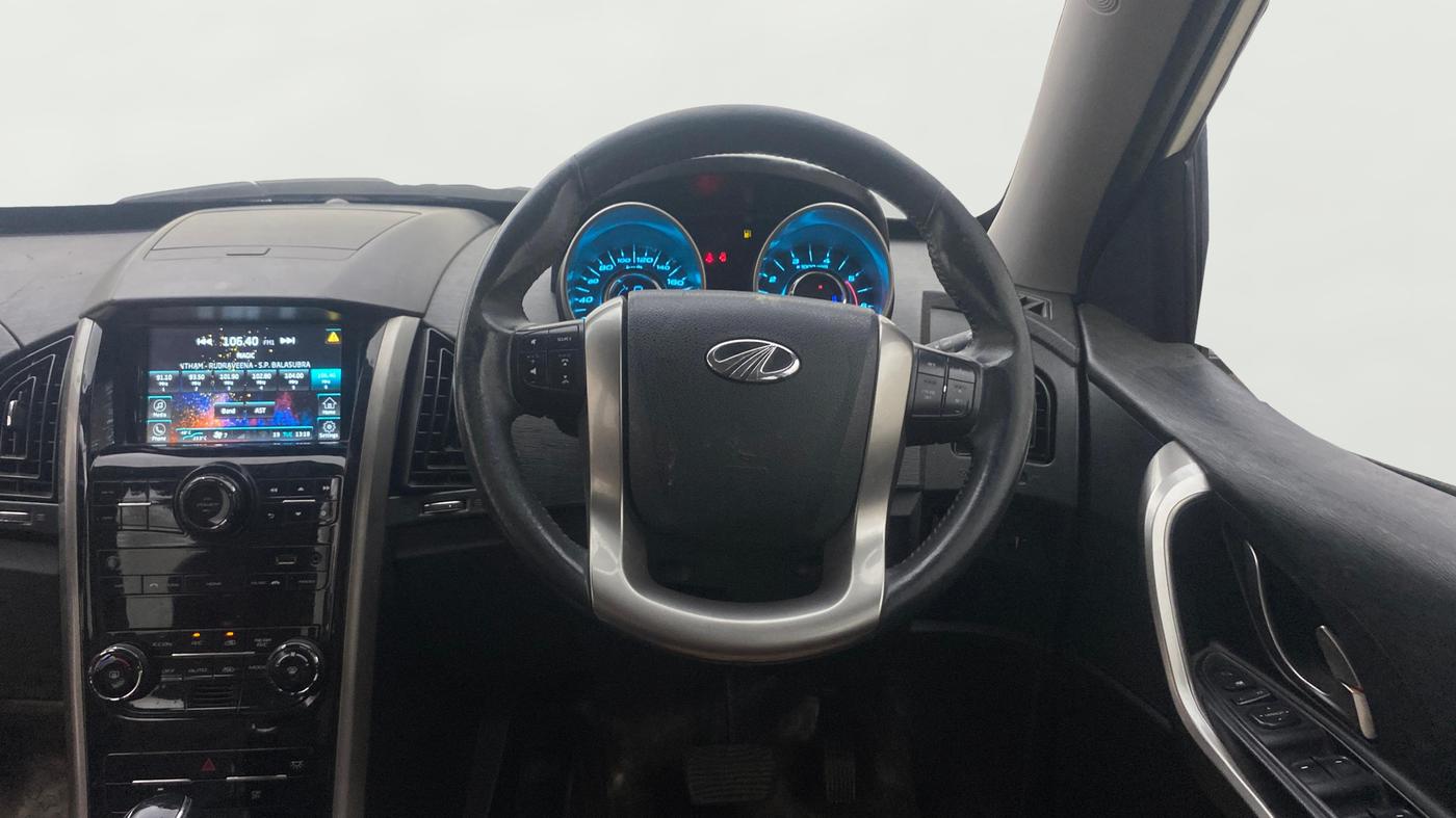 2020 Mahindra XUV500 W9 AT, Diesel, Automatic, 1,21,434 km, Steering Wheel Close Up