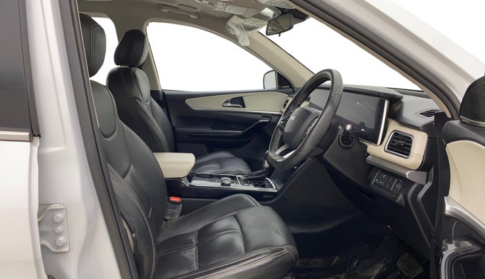 2022 Mahindra XUV700 AX 7 LUXURY P AT 7 STR, Petrol, Automatic, 38,547 km, Right Side Front Door Cabin