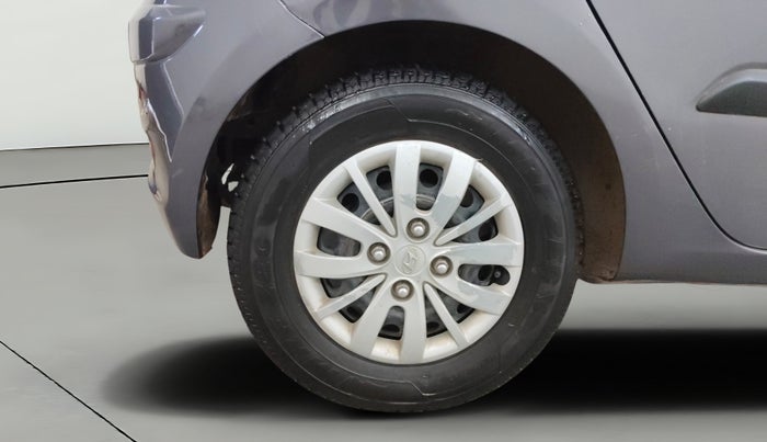 2015 Hyundai i10 SPORTZ 1.1, CNG, Manual, 1,03,317 km, Right Rear Wheel