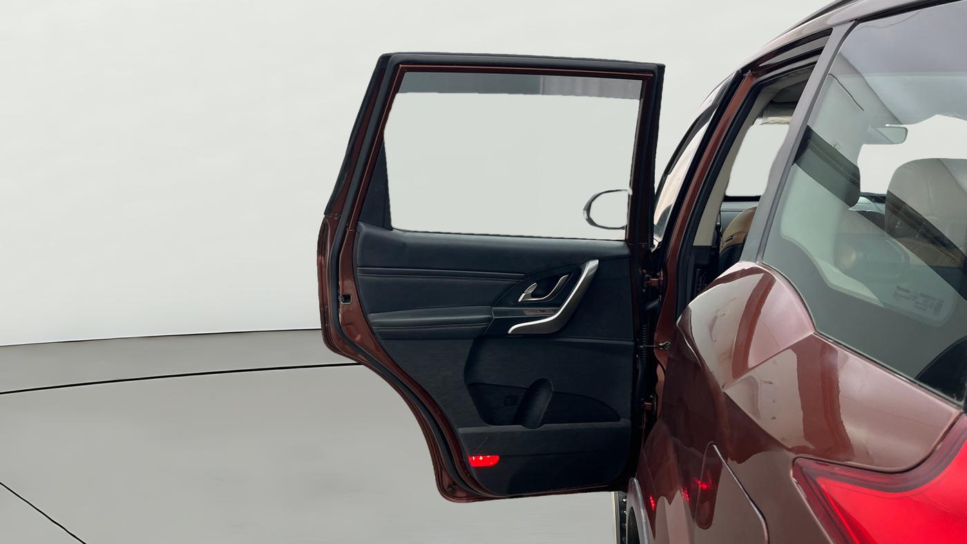 2018 Mahindra XUV500 W11 AT, Diesel, Automatic, 43,833 km, LHS Rear Door