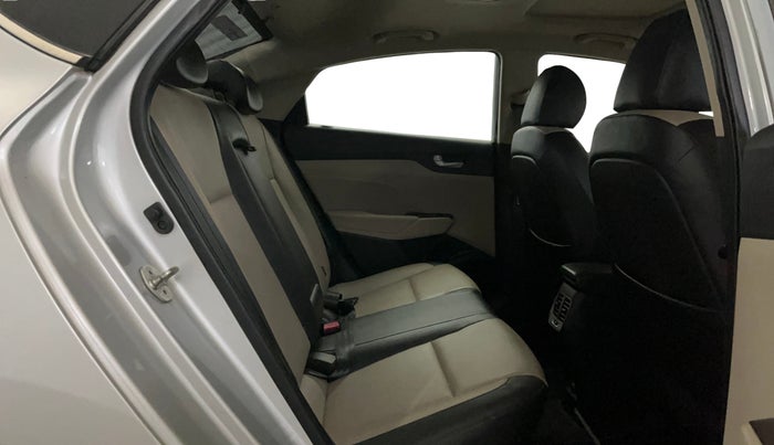 2017 Hyundai Verna 1.6 VTVT SX O, Petrol, Manual, 17,693 km, Right Side Rear Door Cabin