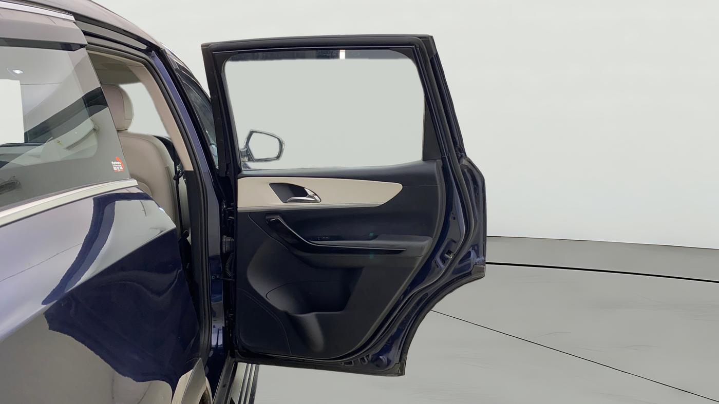 2021 Mahindra XUV700 AX 7 LUXURY P AT 7 STR, Petrol, Automatic, 28,832 km, RHS Rear Door