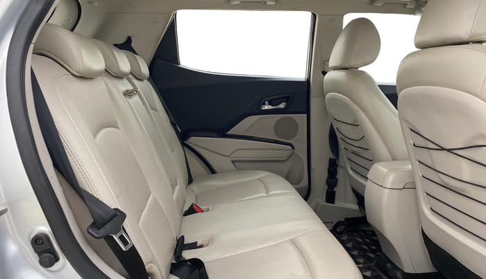 2020 Mahindra XUV300 W8 (O) 1.5 DIESEL, Diesel, Manual, 1,14,378 km, Right Side Rear Door Cabin