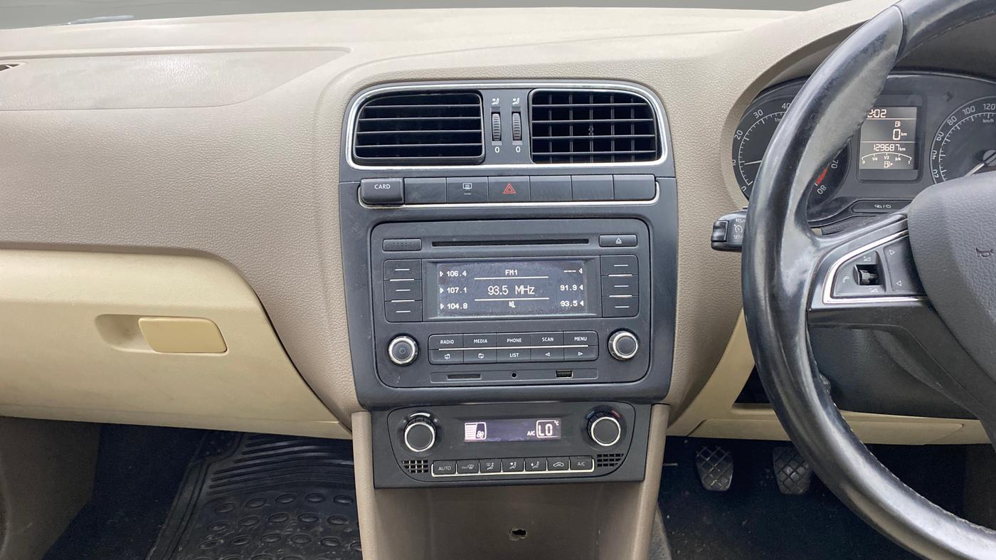 2015 Skoda Rapid 1.6 MPI STYLE PLUS, CNG, Manual, 1,29,687 km, Air Conditioner