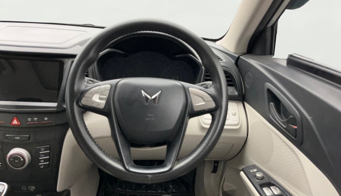 2023 Mahindra XUV300 W6 1.2 PETROL, Petrol, Manual, 38,391 km, Steering Wheel Close Up