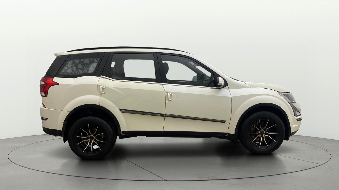 2019 Mahindra XUV500 W7, Diesel, Manual, 1,40,404 km, Right Side View