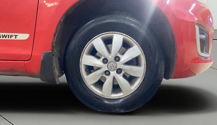 2016 Maruti Swift LXI (O), CNG, Manual, 91,835 km, Right Front Wheel