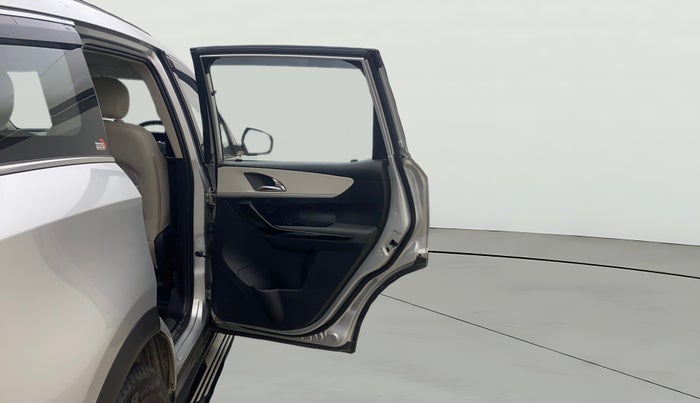 2021 Mahindra XUV700 AX 7 LUXURY P AT 7 STR, Petrol, Automatic, 44,322 km, RHS Rear Door