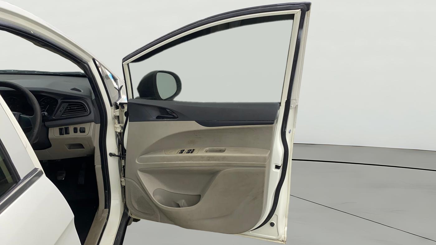 2019 Mahindra MARAZZO M2 8 STR, Diesel, Manual, 26,342 km, RHS Front Door