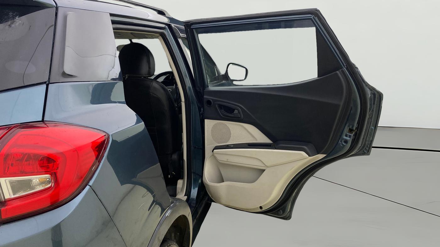 2021 Mahindra XUV300 W6 1.2 PETROL AMT, Petrol, Automatic, 62,028 km, RHS Rear Door