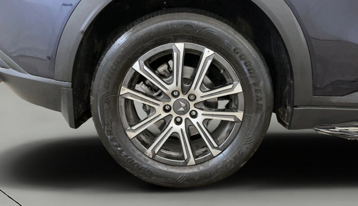 2023 Mahindra XUV700 AX 7 LUXURY P AT 7 STR, Petrol, Automatic, 14,877 km, Right Rear Wheel