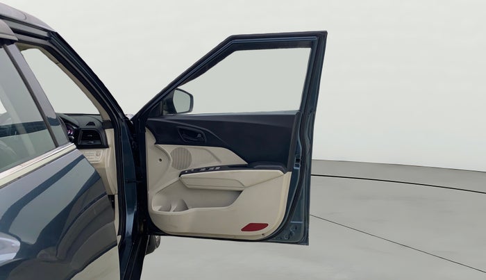 2022 Mahindra XUV300 W4 1.5 DIESEL, Diesel, Manual, 49,824 km, RHS Front Door