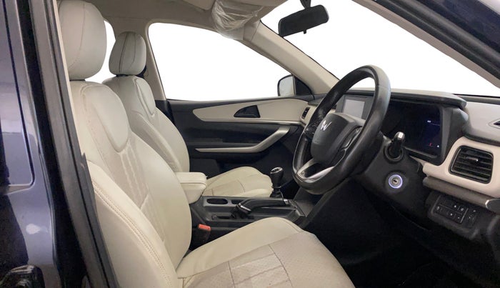 2022 Mahindra XUV700 MX P MT 5 STR, Petrol, Manual, 50,722 km, Right Side Front Door Cabin