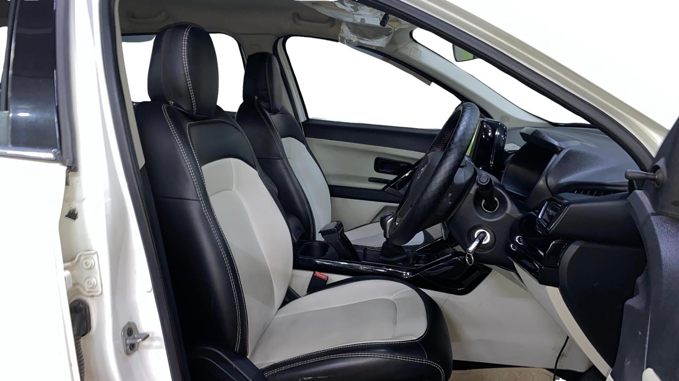 2022 Tata Safari XE, Diesel, Manual, 60,332 km, Right Side Front Door Cabin