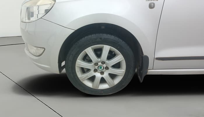 2013 Skoda Rapid AMBITION 1.6 MPI MT, Petrol, Manual, 34,801 km, Left Front Wheel
