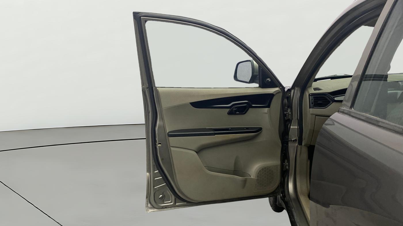 2016 Mahindra Kuv100 K4 6 STR, Petrol, Manual, 95,396 km, LHS Front Door