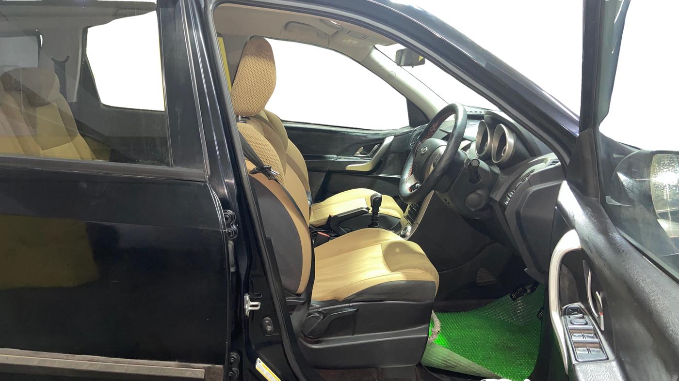 2019 Mahindra XUV500 W7, Diesel, Manual, 1,03,090 km, Right Side Front Door Cabin