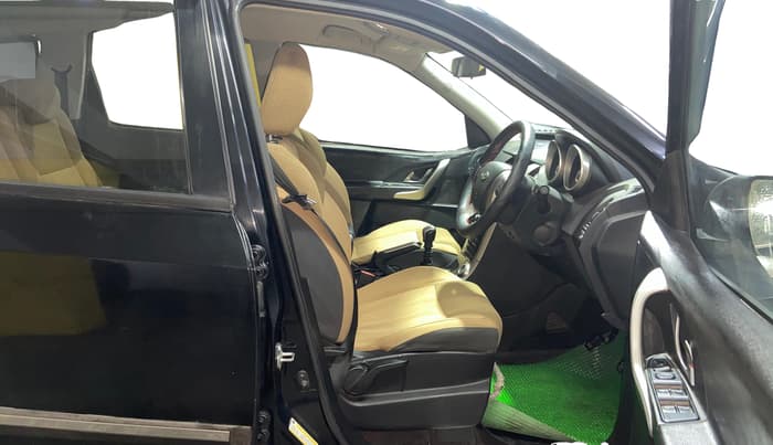 2019 Mahindra XUV500 W7, Diesel, Manual, 1,03,090 km, Right Side Front Door Cabin