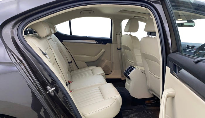 2017 Skoda Superb STYLE 1.8 TSI AT, Petrol, Automatic, 59,773 km, Right Side Rear Door Cabin