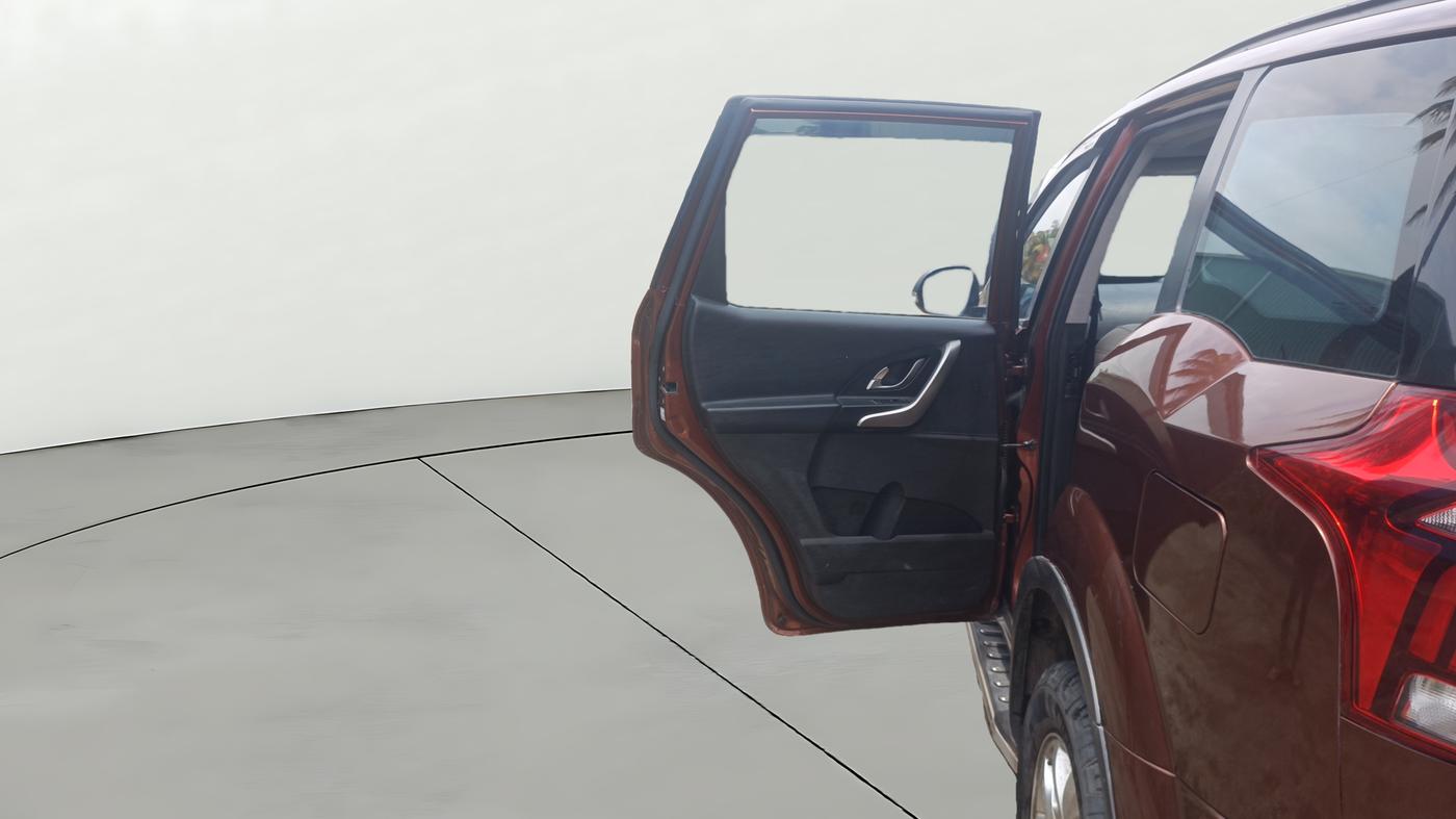2019 Mahindra XUV500 W9, Diesel, Manual, 1,21,839 km, LHS Rear Door