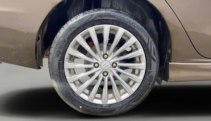 2015 Maruti Ciaz ZXI, Petrol, Manual, 1,05,449 km, Right Rear Wheel