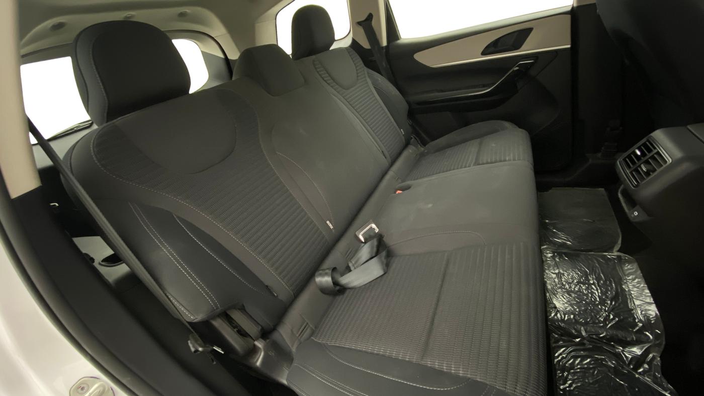 2024 Mahindra XUV700 AX 5 D AT 5 STR, Diesel, Automatic, 28,225 km, Right Side Rear Door Cabin