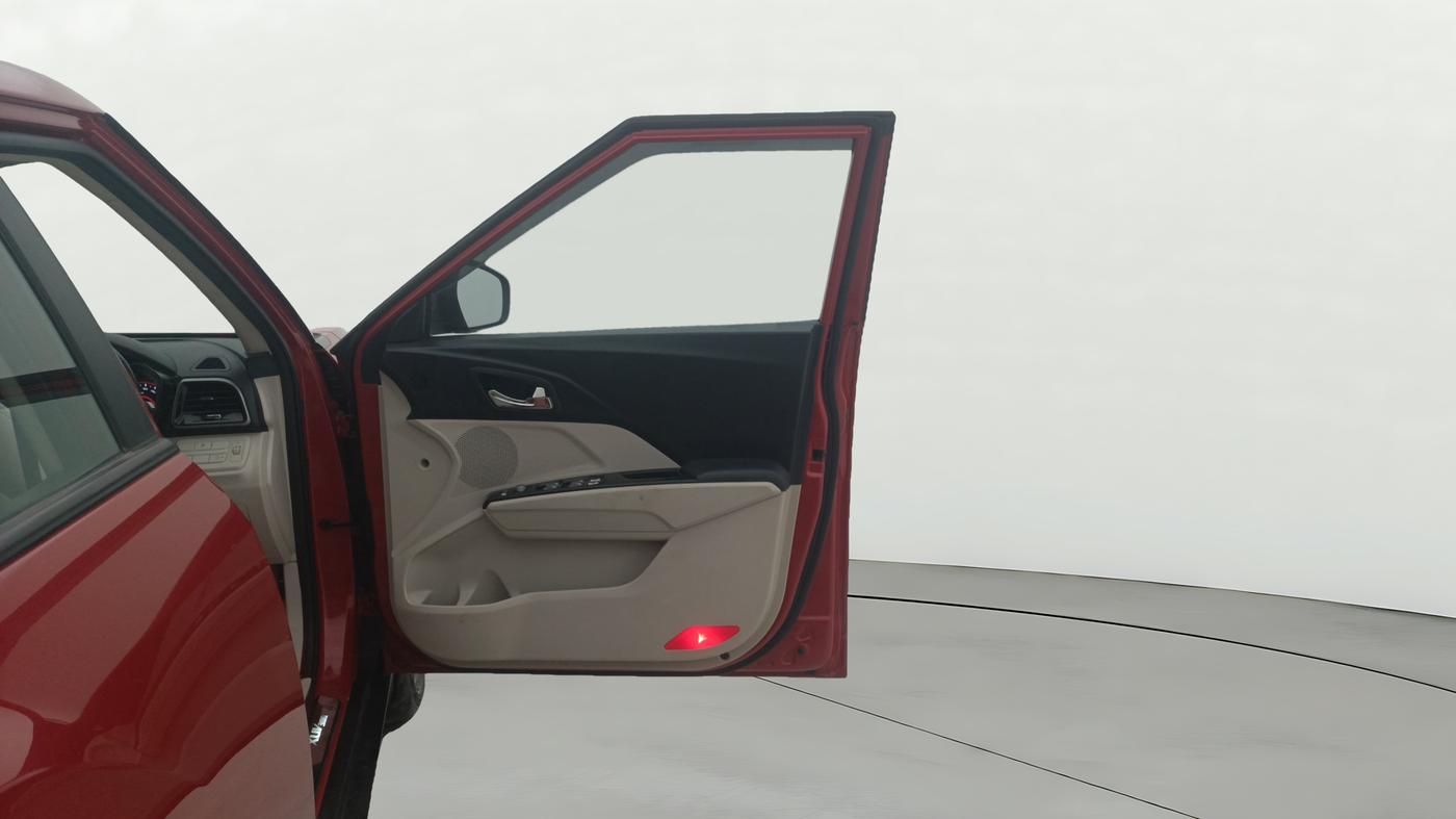 2021 Mahindra XUV300 W8 (O) 1.2 PETROL AMT, Petrol, Automatic, 66,293 km, RHS Front Door