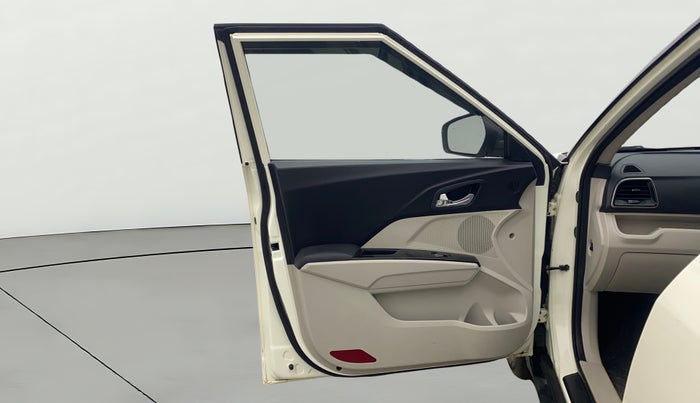 2022 Mahindra XUV300 W8 (O) 1.2 PETROL AMT, Petrol, Automatic, 18,872 km, LHS Front Door