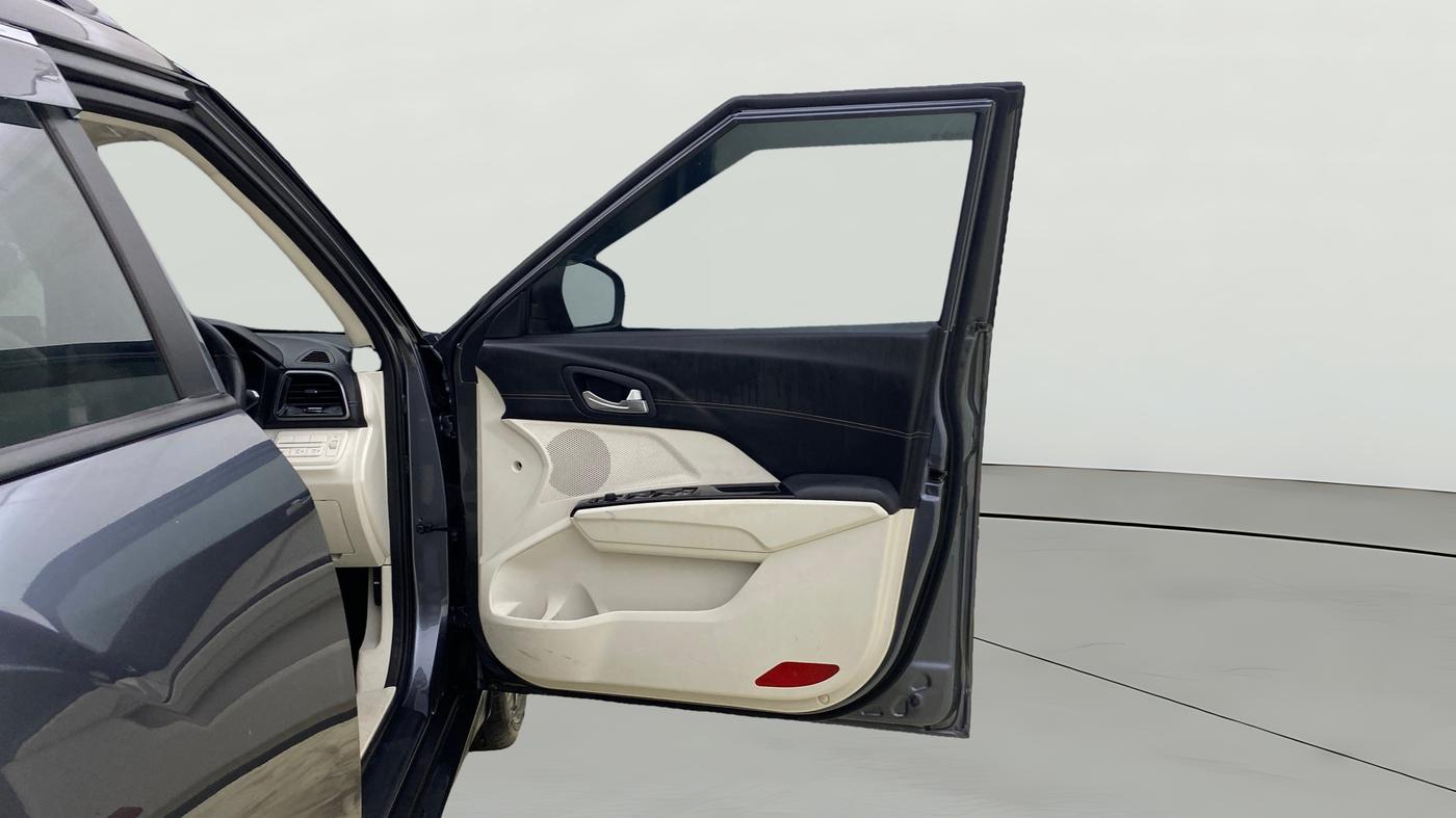 2024 Mahindra XUV 3XO AX7L 1.2 Petrol AT, Petrol, Automatic, 27,641 km, RHS Front Door