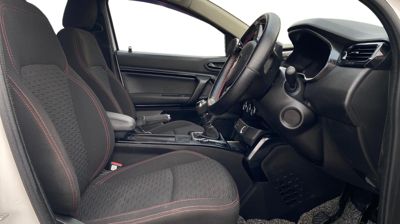 2023 Renault Kiger RXZ MT DUAL TONE, Petrol, Manual, 29,696 km, Right Side Front Door Cabin
