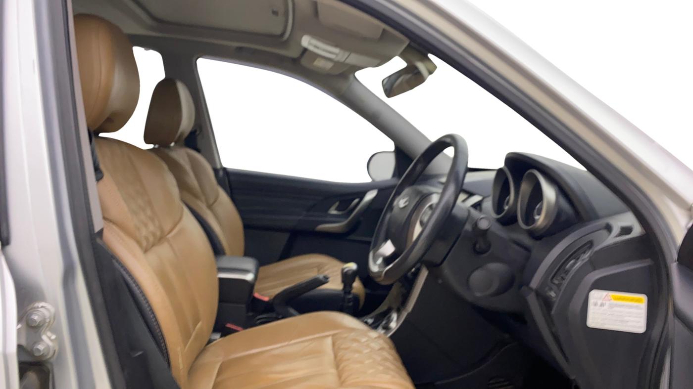 2019 Mahindra XUV500 W11, Diesel, Manual, 1,08,000 km, Right Side Front Door Cabin