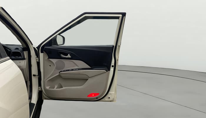 2021 Mahindra XUV300 W8 (O) 1.5 DIESEL, Diesel, Manual, 1,20,642 km, RHS Front Door