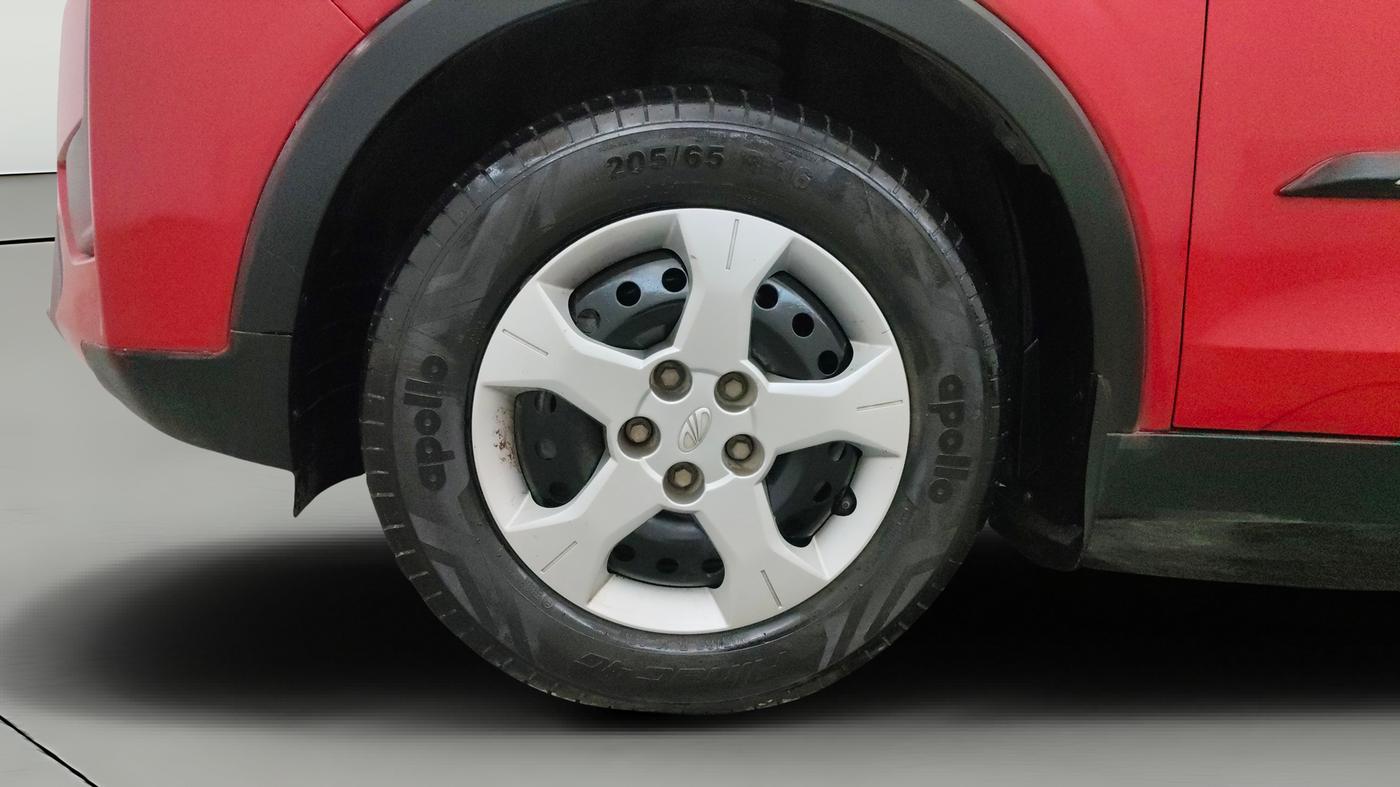 2022 Mahindra XUV300 W6 1.2 PETROL AMT, Petrol, Automatic, 23,631 km, Left Front Wheel