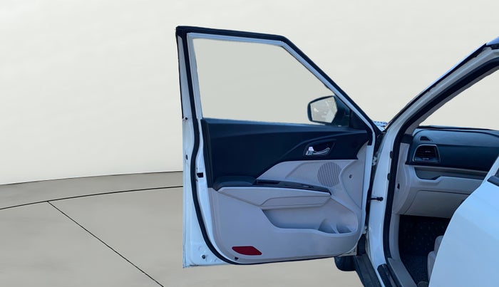 2022 Mahindra XUV300 W8 (O) 1.2 PETROL AMT, Petrol, Automatic, 36,068 km, LHS Front Door