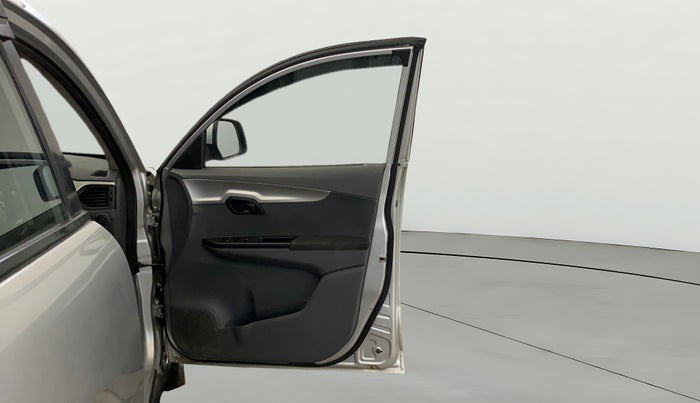 2018 Mahindra KUV 100 NXT K6+ P 6 STR, Petrol, Manual, 64,134 km, RHS Front Door