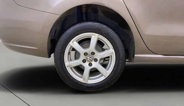 2015 Volkswagen Vento COMFORTLINE 1.6, Petrol, Manual, 1,08,963 km, Right Rear Wheel